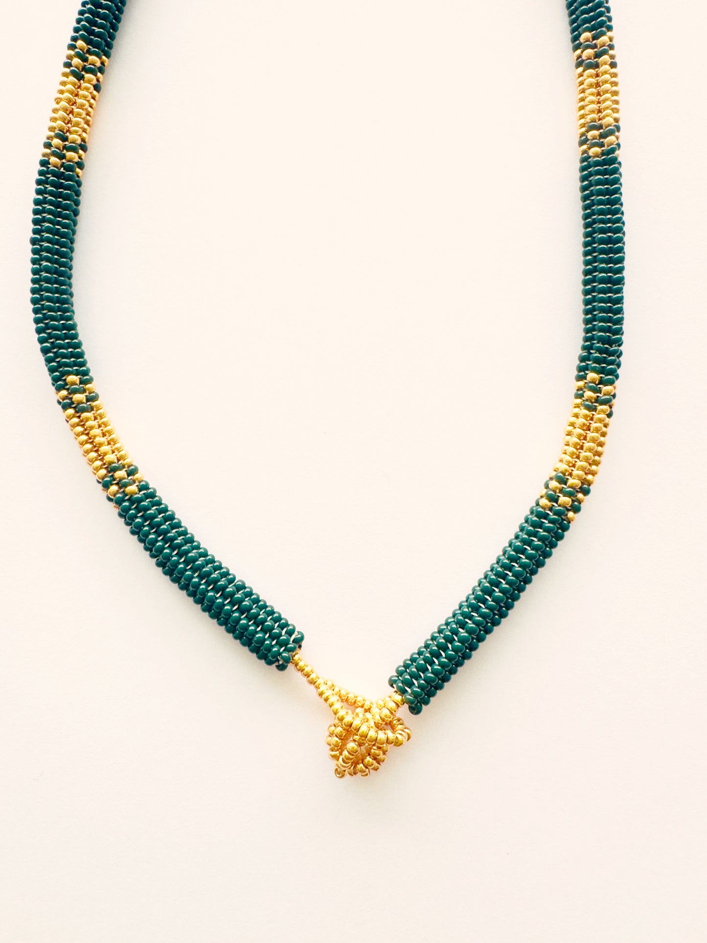 COLLAR ESMERALDA DORADA