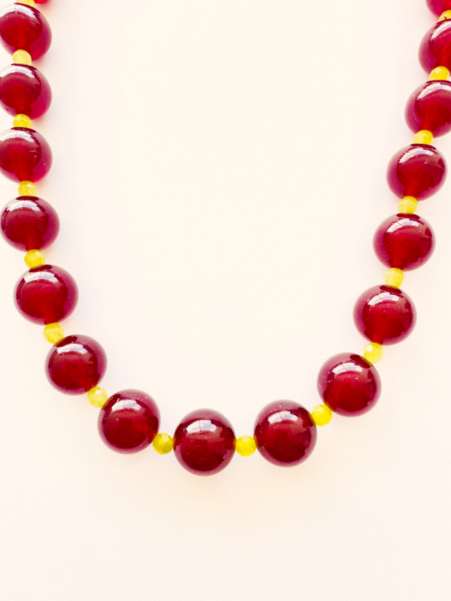 COLLAR AGATA CARMESÍ