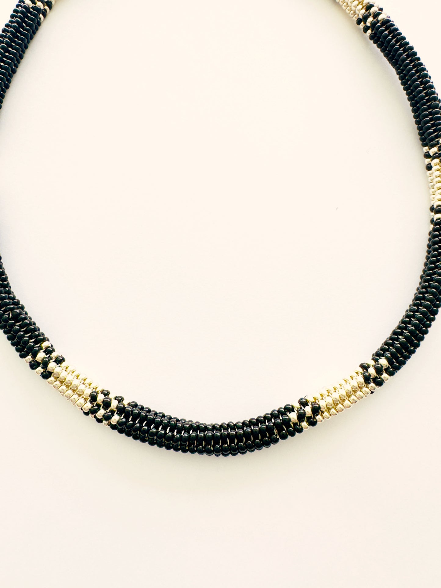 COLLAR ÉBANO