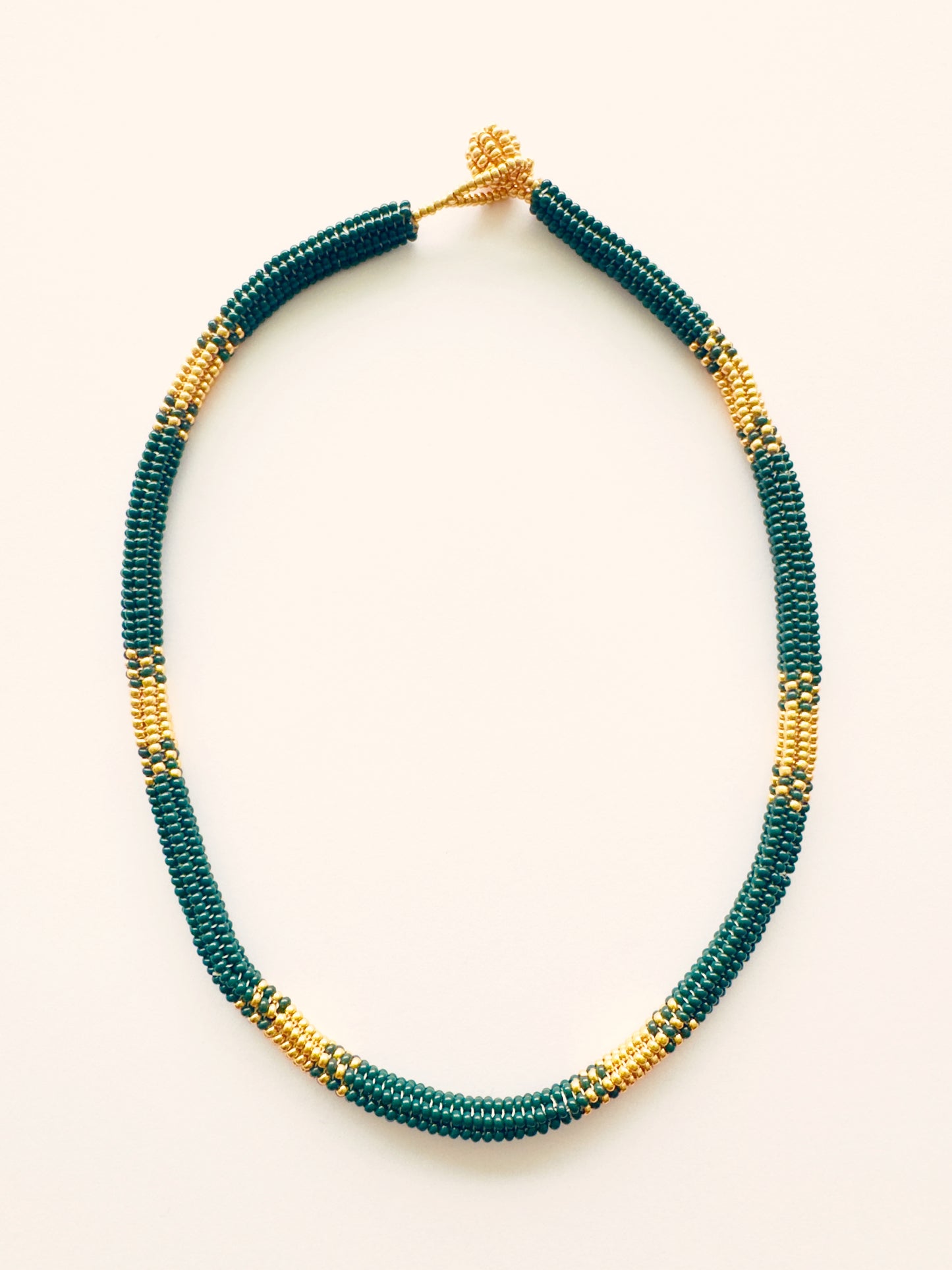 COLLAR ESMERALDA DORADA