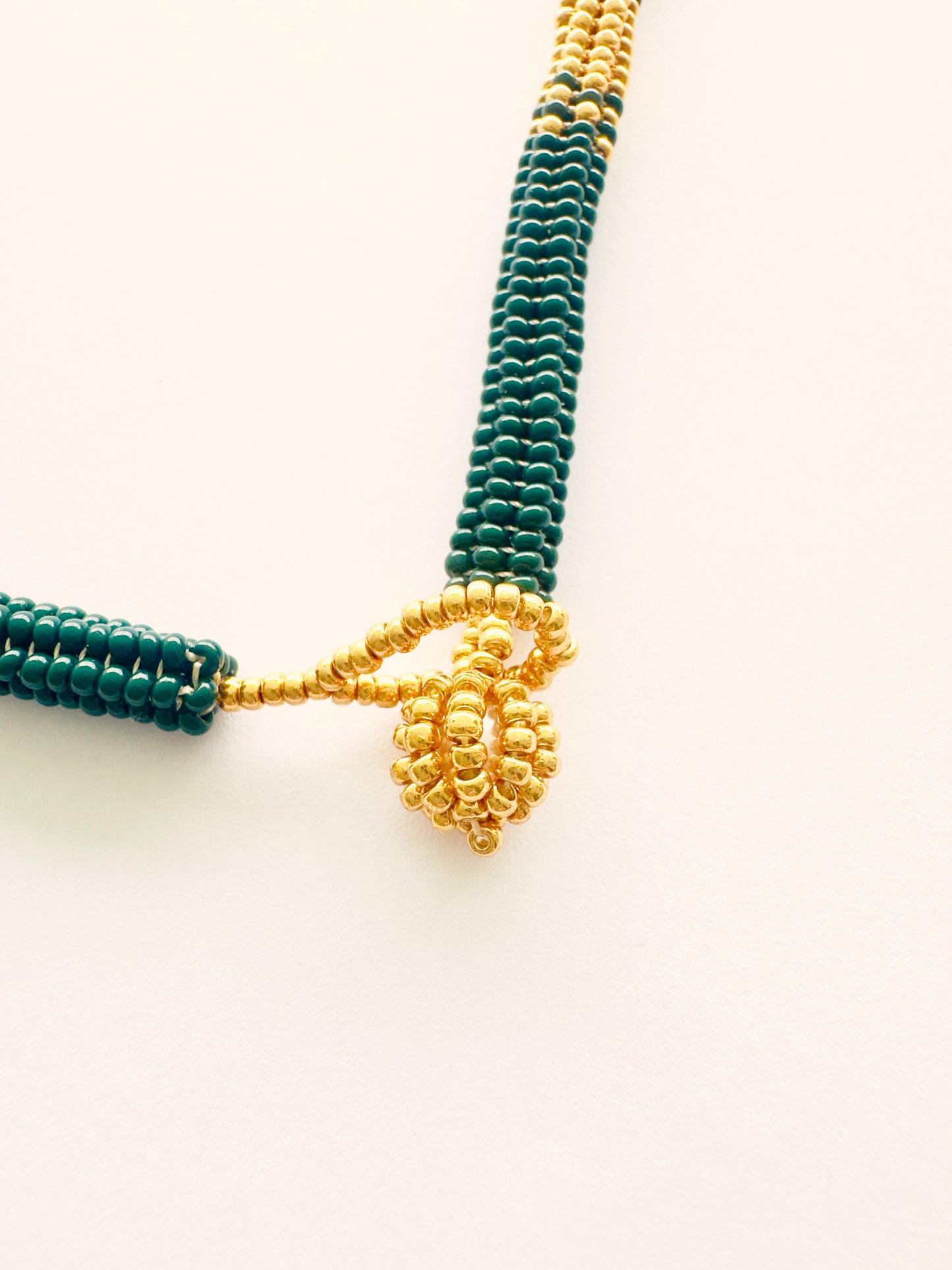 COLLAR ESMERALDA DORADA